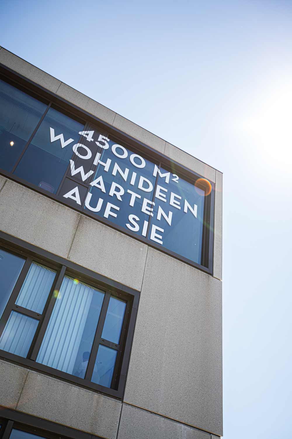 Fassadenbeschriftung – 4500m2 Wohnideen warten auf Sie