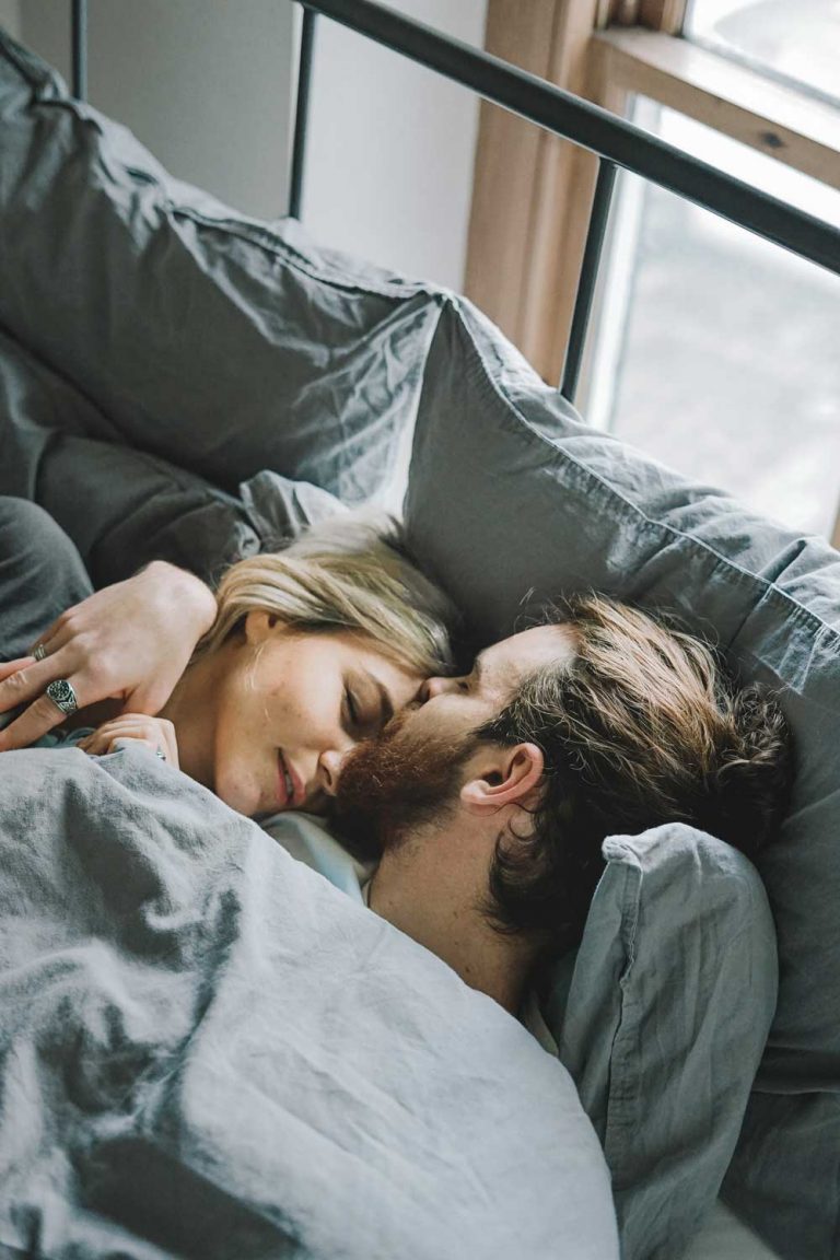 Weiler Möbel – Junges Paar im Bett